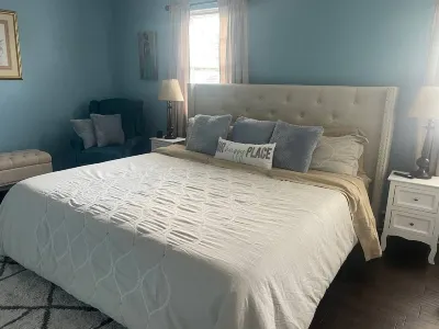 5 min to Downtown C'ville, 3b/2b Comfortable! Hotels near The Corner