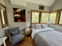 Private Contemporary Artist's Tree House on two acres with perennial gardens. Hotels in Cape Elizabeth