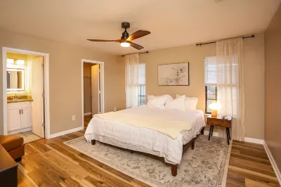 Orange Blossom Retreat | Hot Tub, Pool, and Game Room! 大眾超市（獵人十字店）附近的飯店