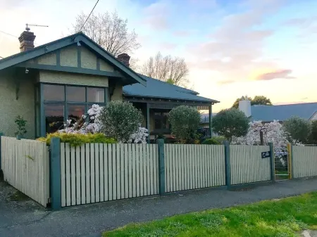 Oozing character, romantic and cosy for two. Отели рядом с достопримечательностью «National Automobile Museum of Tasmania»