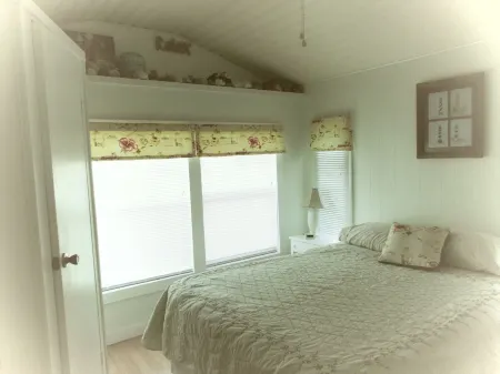 Natural High-Amazing Beach Getaway-Privacy, Easy Access, Kayaking, Boating Отели в г. Сидар Айленд