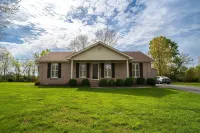 "Parkside Haven with Hot Tub Near Bourbon Trail & Louisville" Hotels near Knob Creek Gun Range