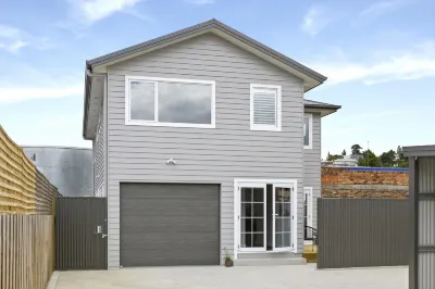 North Edge Townhouse ~ Free Parking, City, Modern