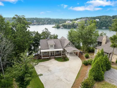 Lakeside Getaway at Chateau Marlowe - the perfect location for a family retreat! Hotels in 