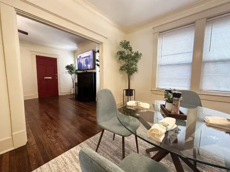 Luxe Townhouse by Overton Square Отели рядом с достопримечательностью «Зоопарк Мемфиса»