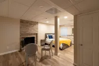 Oak Tree Oasis: private deck, grill, firepit.