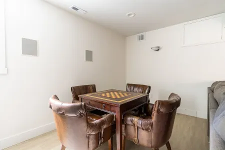 Spacious 8-Bedroom Retreat with Backyard & Entertainment Room Отели рядом с достопримечательностью «Sakya Monastery of Tibetan Buddhism»