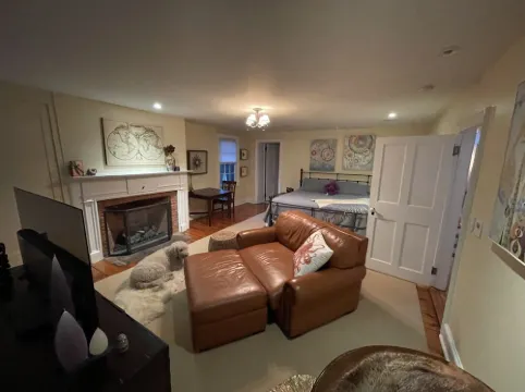 200 yr old Historic Farmhouse in Walkable City Neighborhood - 35 min to Saratoga