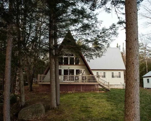 Enjoy beautiful Maine with direct access to Snowmobile trails on Piper Pond 皮斯卡特奎斯縣酒店