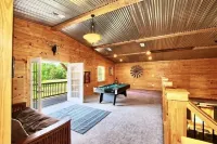 Texas Sized, Pet Friendly Barndomnium with Hot Tub Overlooking Toledo Bend Lake!