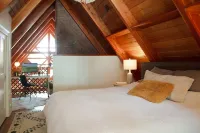 Beautiful 4Bd Chalet w Hot Tub & Mtn Views