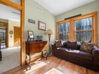 Captain's Chalet: 3,400 sq ft w/ Beach & Pool Pass, Game Rm, Hot Tub, & Firepit