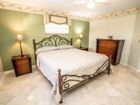 Paradise Waterfront Resort! PoolSpa with Swim-up Bar, Dock, Kayaks, Pets Welcome Hotels in Apollo Beach