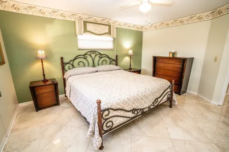 Paradise Waterfront Nov Special PoolSpa with Swim-up Bar Dock Kayaks Pet Welcome