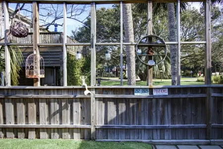 Tiny but perfect, super close to the beach. Отели рядом с достопримечательностью «Фоли Бич»