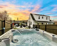 Lux 4br 3ba, hot tub, stargazing, HUGE gameroom, 10 min to Summersville Lake Hotels in Summersville