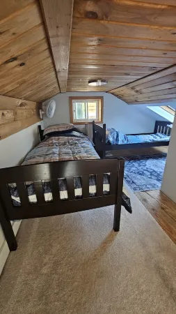 Cozy Lake Front home for Boating, fishing, winter sports, and gorgeous views,