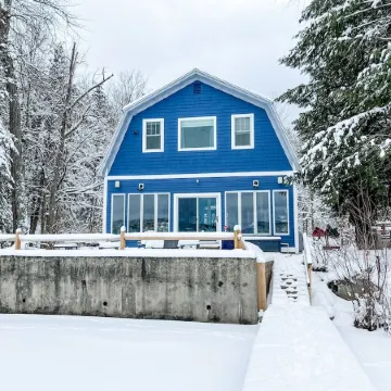 Family & Dog-Friendly Lakeside Retreat 15-Min to Mount Sunapee