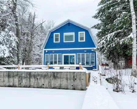 Family & Dog-Friendly Lakeside Retreat 15-Min to Mount Sunapee Hotels in Sunapee