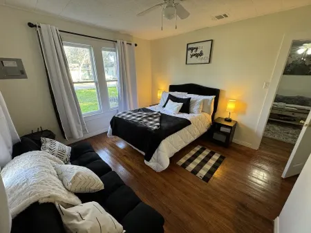 Cozy Retreat in Geronimo w/ 2 BD