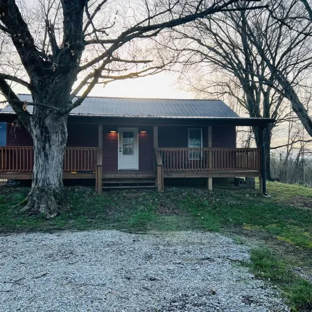 Peaceful Cozy Cabin 10 minutes from Historic downtown Madison