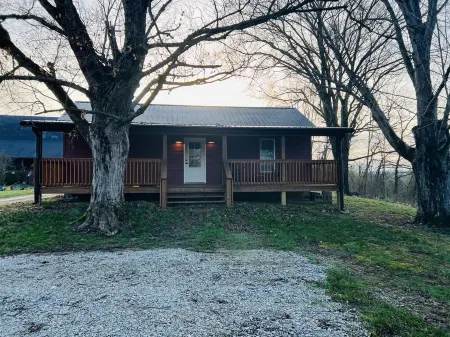 Peaceful Cozy Cabin 10 minutes from Historic downtown Madison Отели в г. Мэдисон