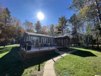Picturesque Up North Lakeside Family Getaway パインのホテル