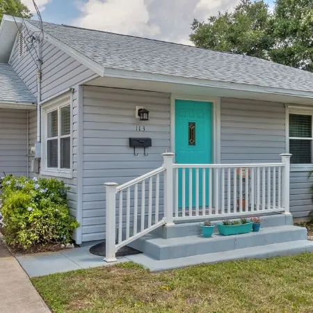 Pool home 1.5 blocks from the river & 10 mins to the beach.
