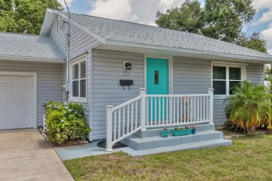 Pool home 1.5 blocks from the river & 10 mins to the beach.