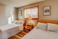 Private - 7 bed 3 bath Lake Cabin +Hot Tub +Dock +2 Pedal Boats +2 canoes +Sauna