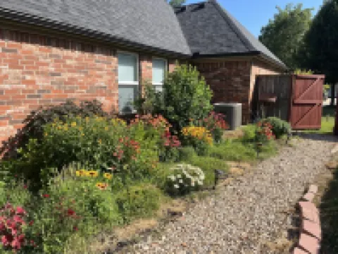 Cozy, cute studio! Safe and quiet neighborhood, Comfy bed; Near downtown!