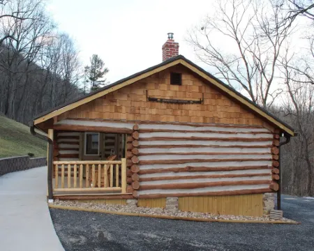 Cozy Log Cabin in the Heart of Smoke Hole Canyon Overlooking South Branch River. Pendleton County otelleri