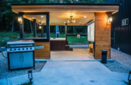 Luxury Cabin Sleeps 6 with Hot Tub and Outdoor Movie