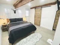 Mordern mountain cabin close to lakes and ski resorts with stunning views. Hotels in Running Springs