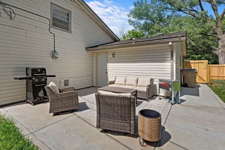 Fire Pit, Fully Stocked, Family-Friendly Oasis in East Wichita