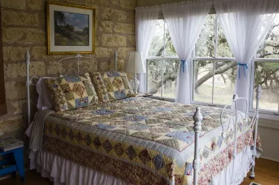 Block Creek Guest House between Comfort & Fredericksburg Hotels near Hill Country Miniatures Museum