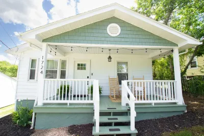Close to UT and downtown Knox! Comfy SoKno bungalow
