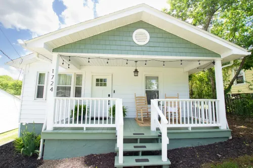 Cozy 2 Bed 2 Bath Retreat with Home Office. Near UT & DT Knoxville!