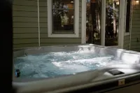 Crestview Cottage - Hot Tub - 3 Bedroom 2 Bath - 3 Minutes to Beach