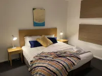 Spacious tranquil 2 bed apartment, largest sunny balcony overlooking golf course