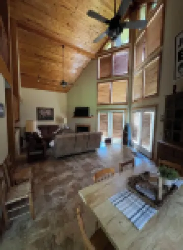 Centerport GetAway, Family size cabin. Near restaurants, golf and AU football