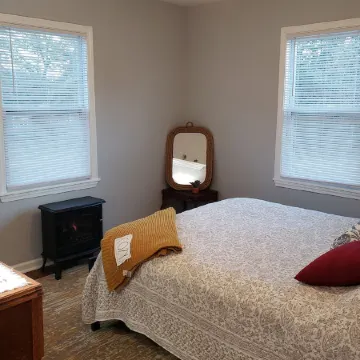 Quiet and cozy cottage hidden on the banks of Lake Norman