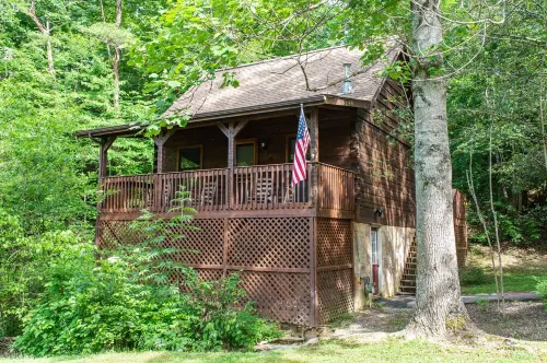3 minutes to parkway!! Hot tub!! Flat driveway!!