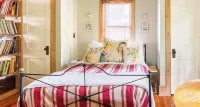 Downtown Carriage House Studio : Dream under Vaulted Ceilings