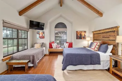 Whitetail Oaks - Charming Farmhouse on 34 Private Acres w/Private Pool