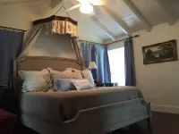 Beautiful Farmhouse Waterfront Cove with Dock and Hot Tub.