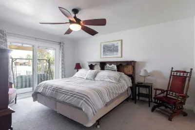 Waterfront Vacation Home Executive Rental-peaceful residential LAKE neighborhood  호텔