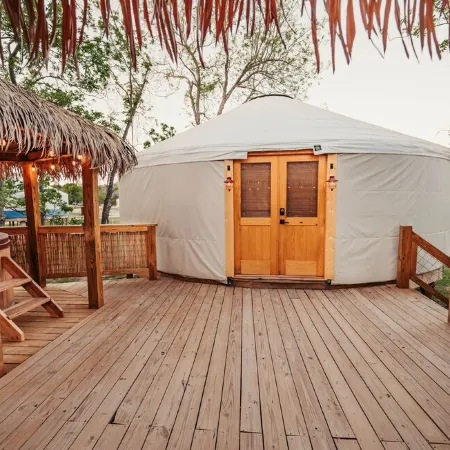 Love Bird Yurt/Cold A/C!! Hot Tub/Medina River/Couples Yurt/Close to Town!