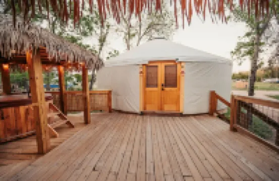 Love Bird Yurt/Cold A/C!! Hot Tub/Medina River/Couples Yurt/Close to Town!