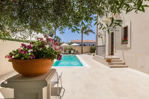 Villa Raphael, luxury property with swimming pool and sea view - con vista mare